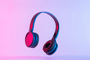 Auriculares flotantes en fondo colorido