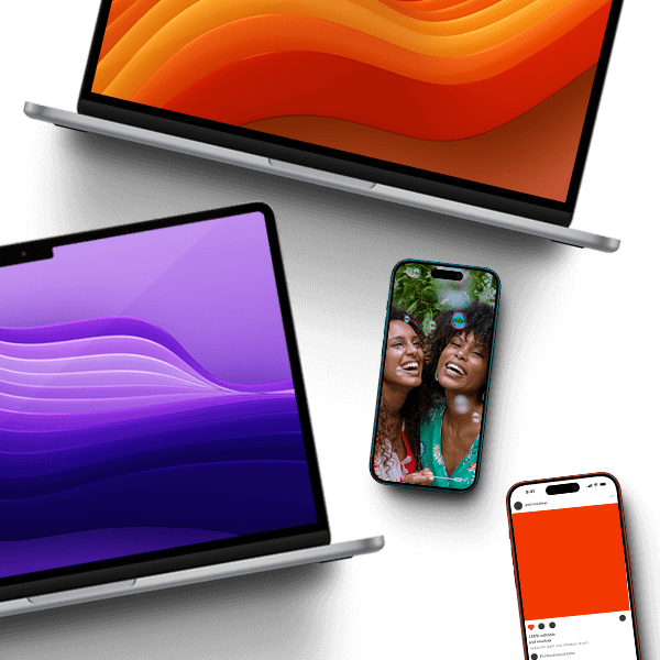 Tres dispositivos electrónicos con pantallas coloridas.